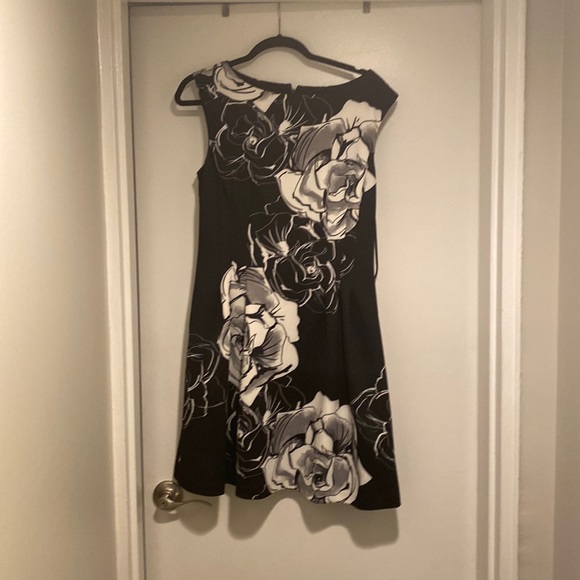 Vince Camuto Dresses & Skirts - Vince camuto sleeveless floral dress